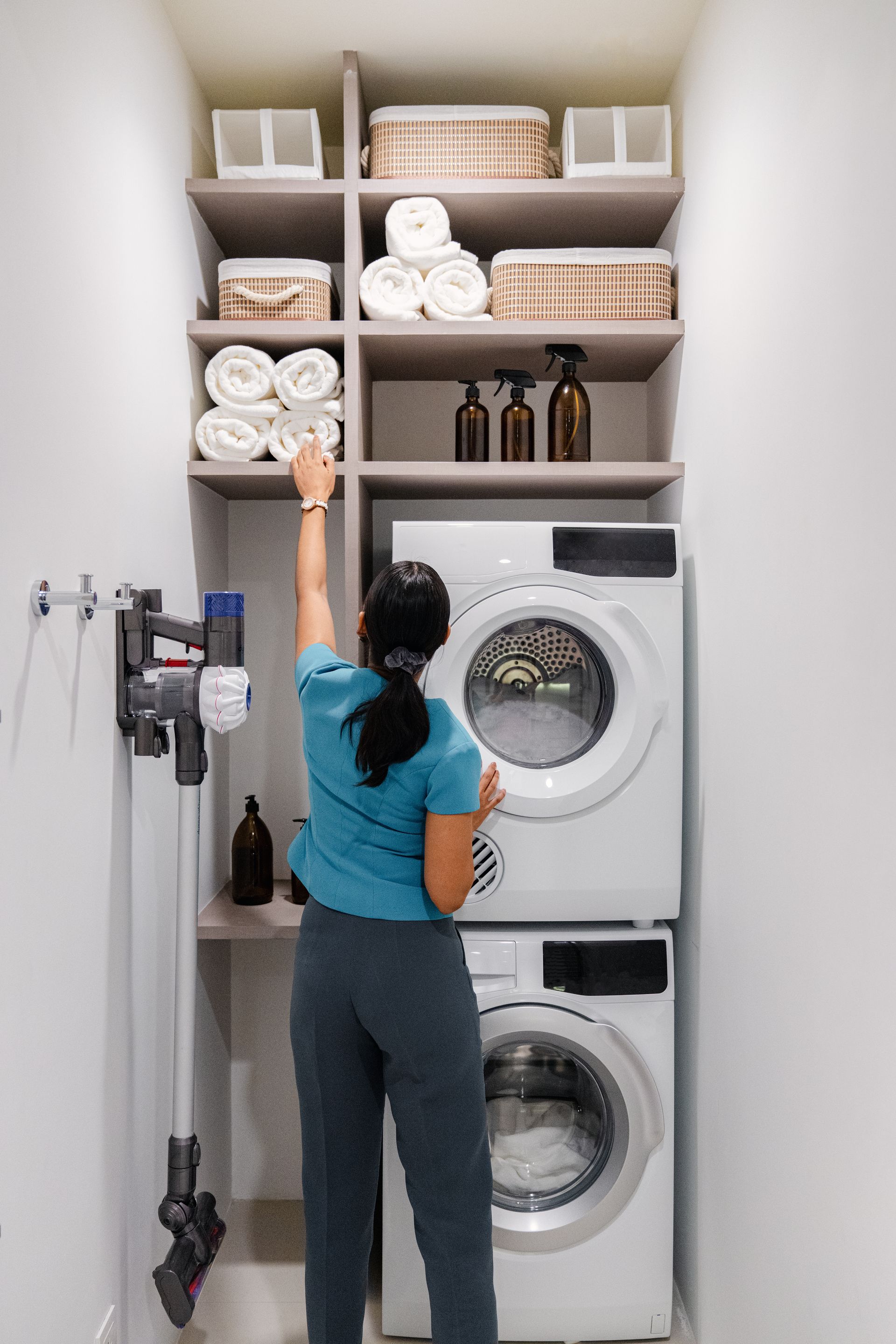 Une femme range la buanderie