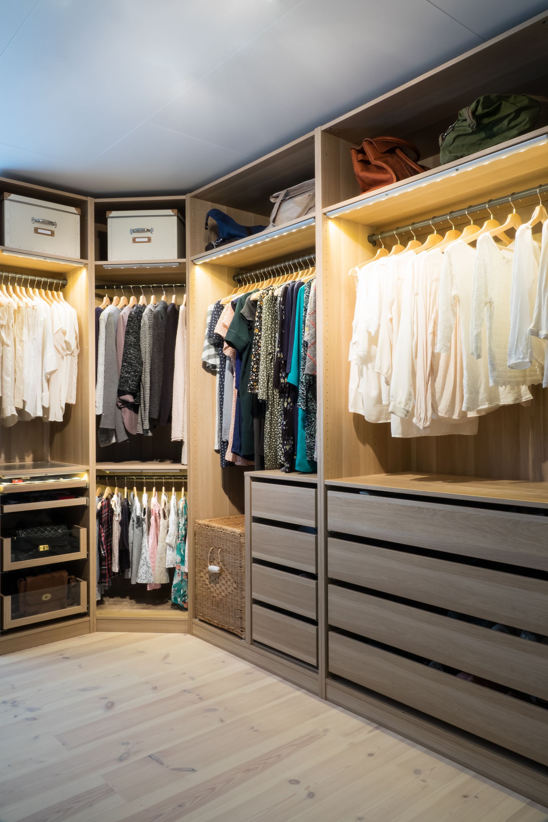 Dressing plein de vêtements