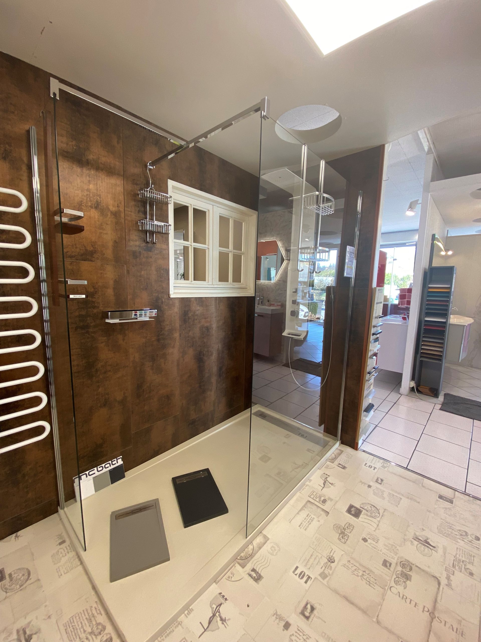 Showroom : grande douche et sèche-serviettes
