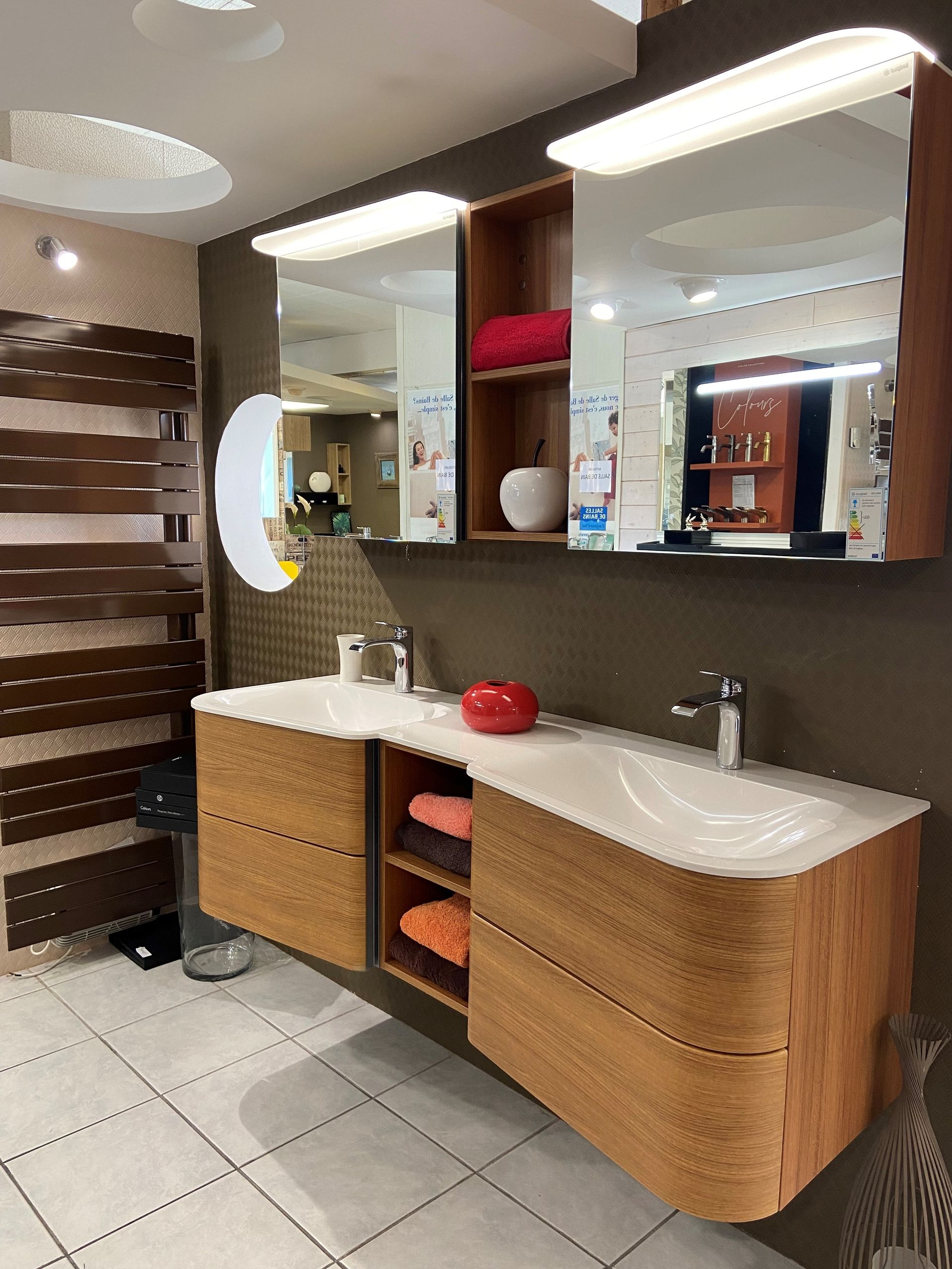 Showroom : meuble et vasque avec miroirs