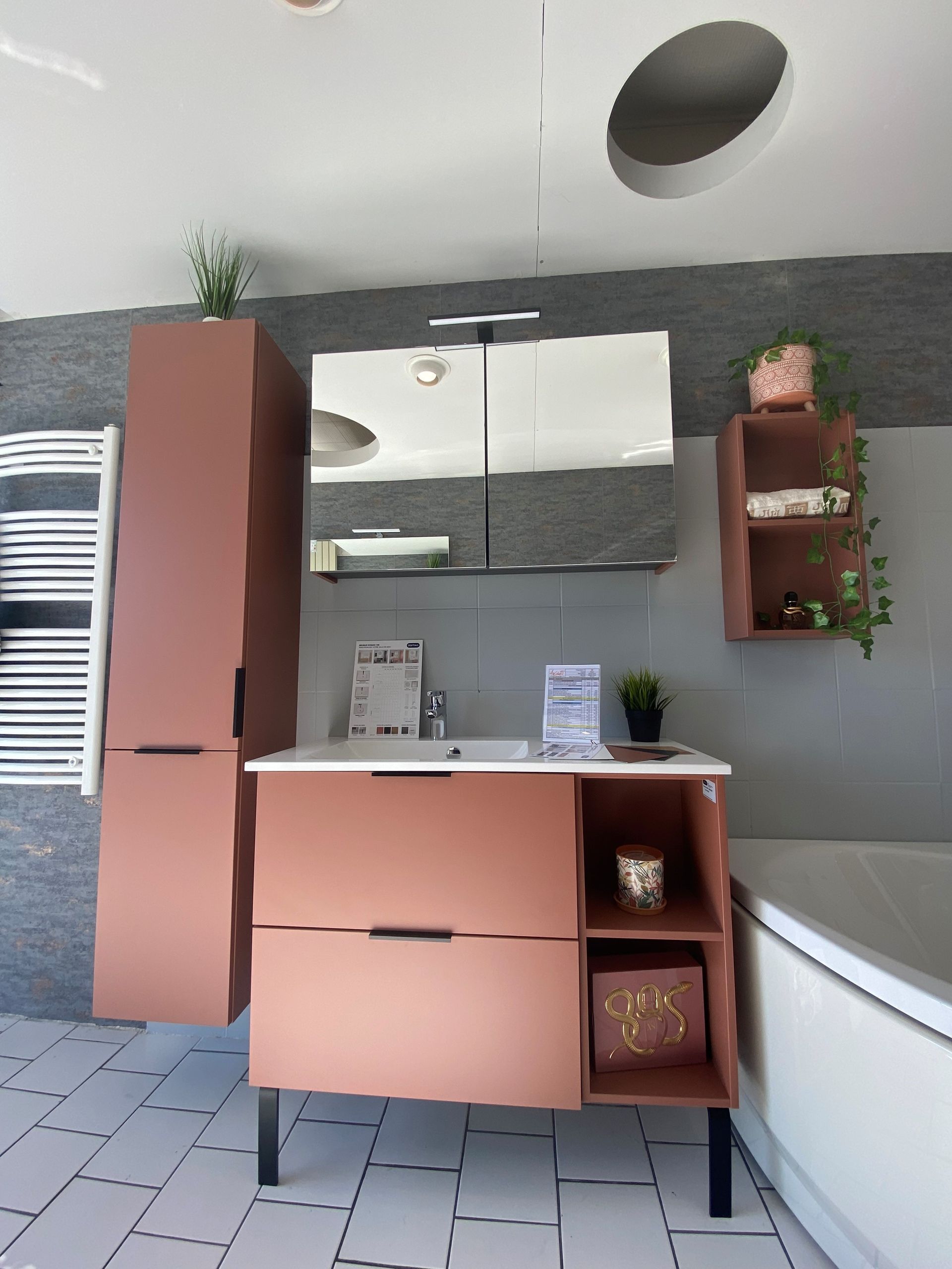 Showroom : meuble de salle de bains et baignoire