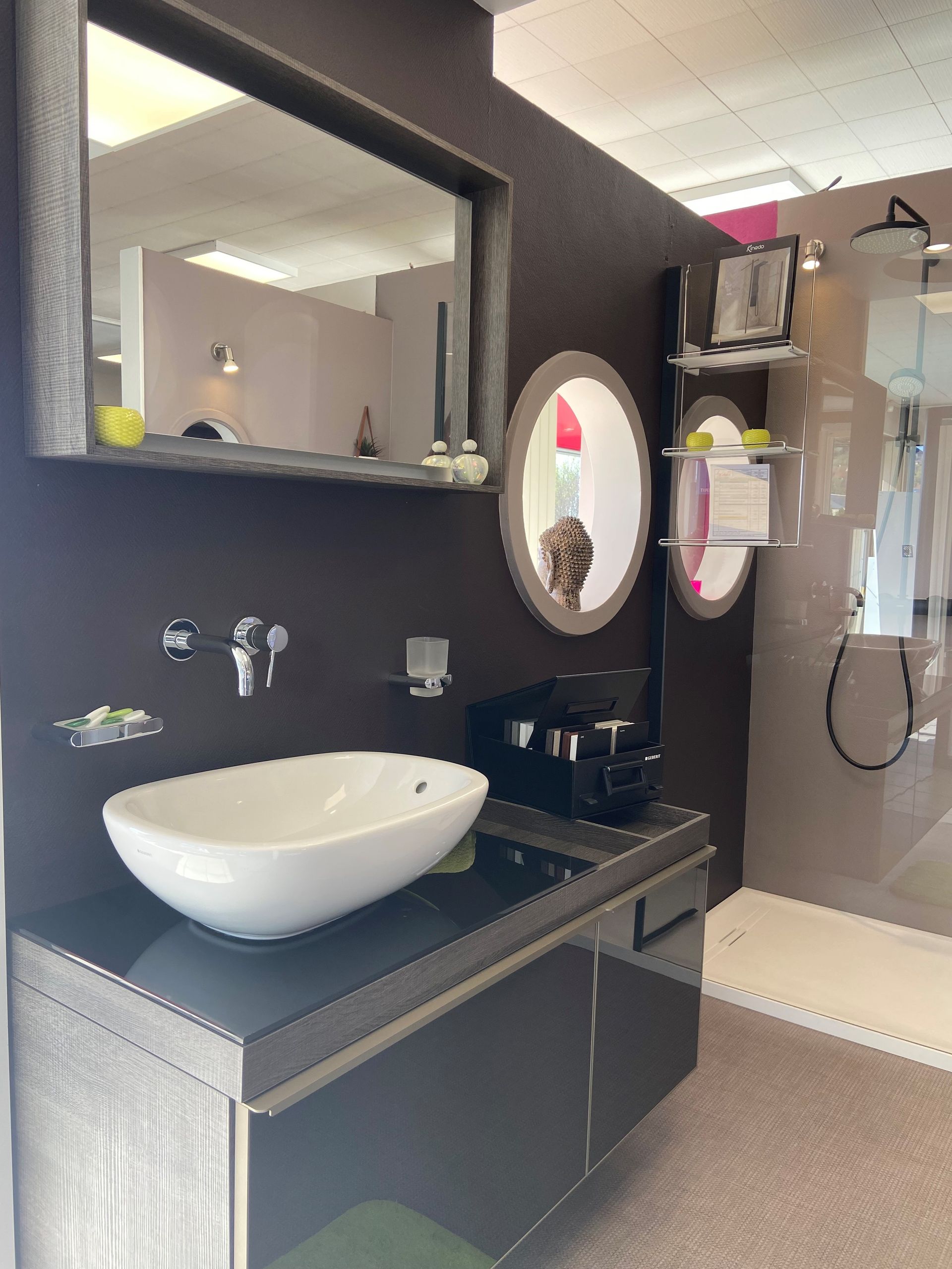 Showroom : meuble avec vasque à poser