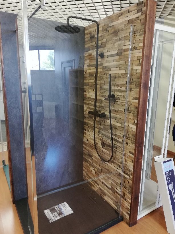 Showroom : douche avec parement mural