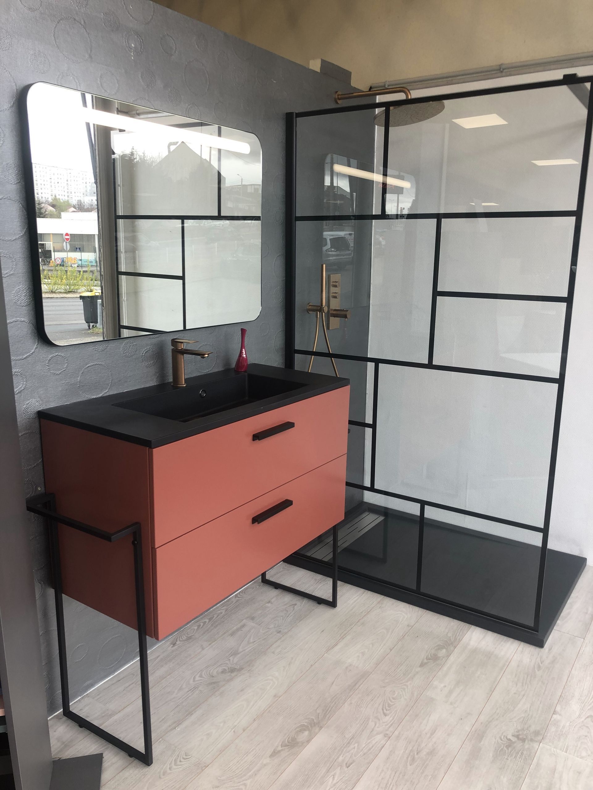 Showroom : meuble, vasque et douche à l’italienne