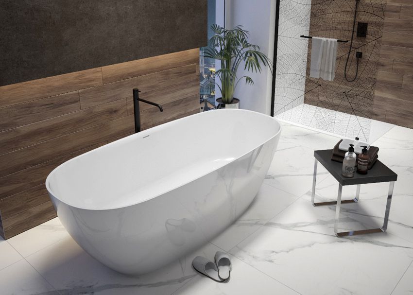 Baignoire avec douche en arrière plan