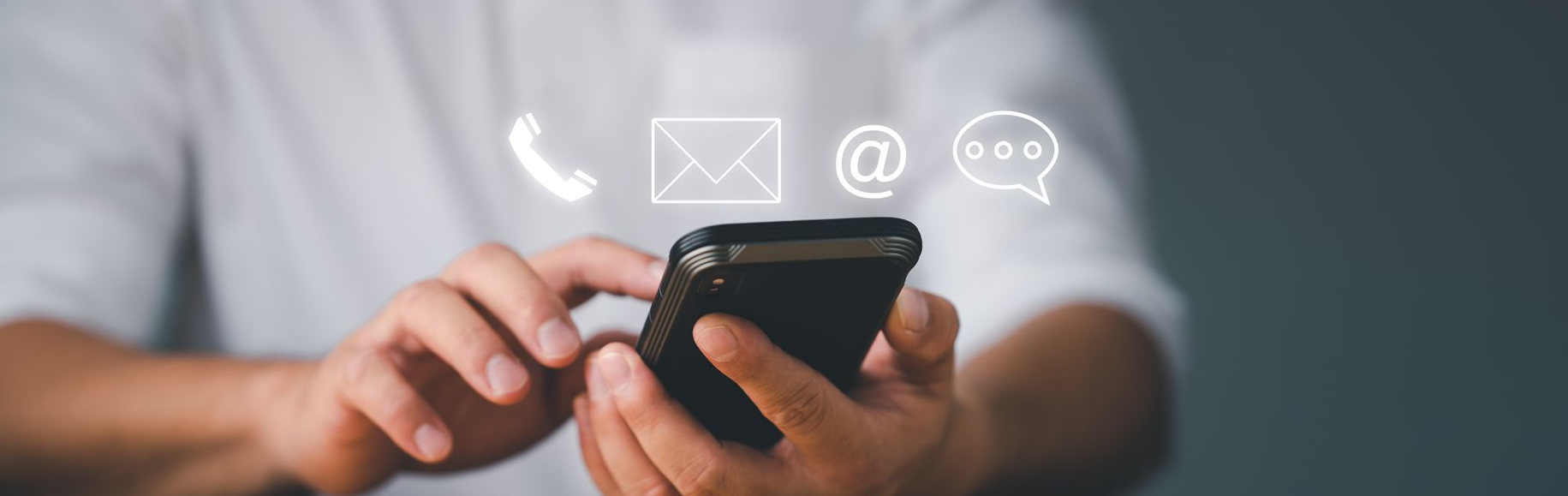 Personne utilisant un smartphone avec des icônes de contact : téléphone, e-mail et chat.