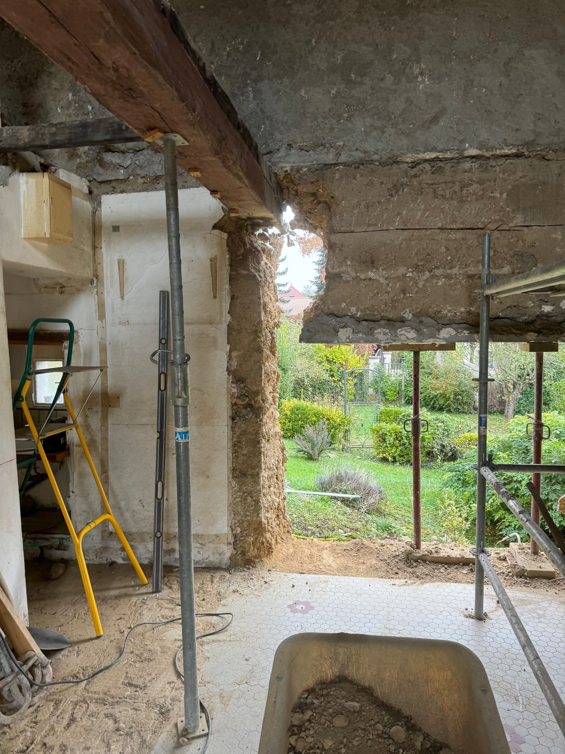 Pièce partiellement démolie avec béton apparent.