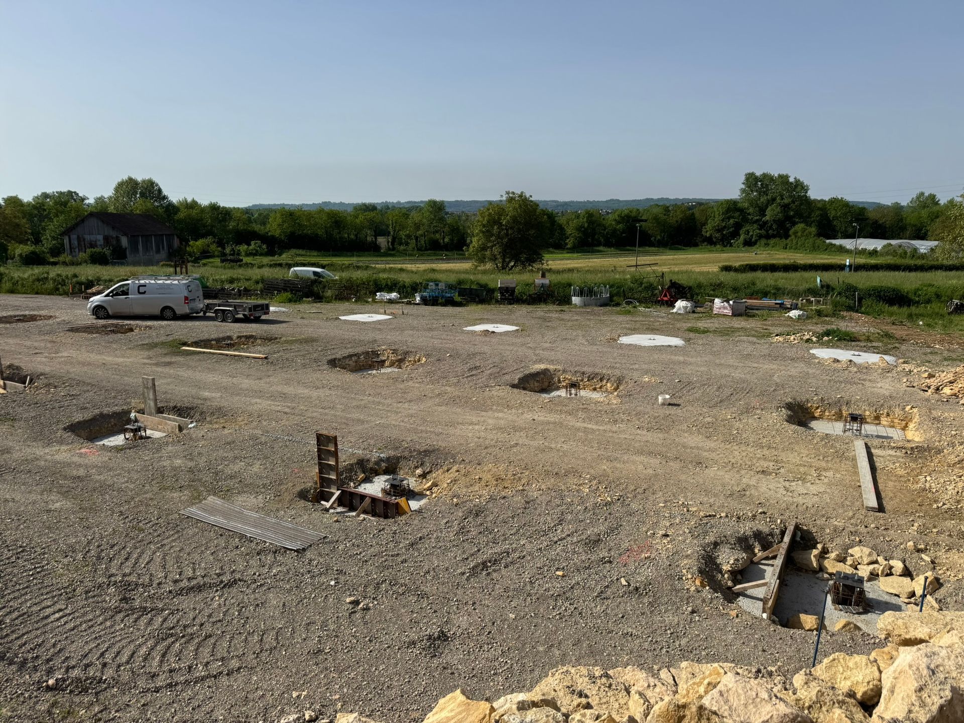 Une pelleteuse creuse le sol sur un chantier.