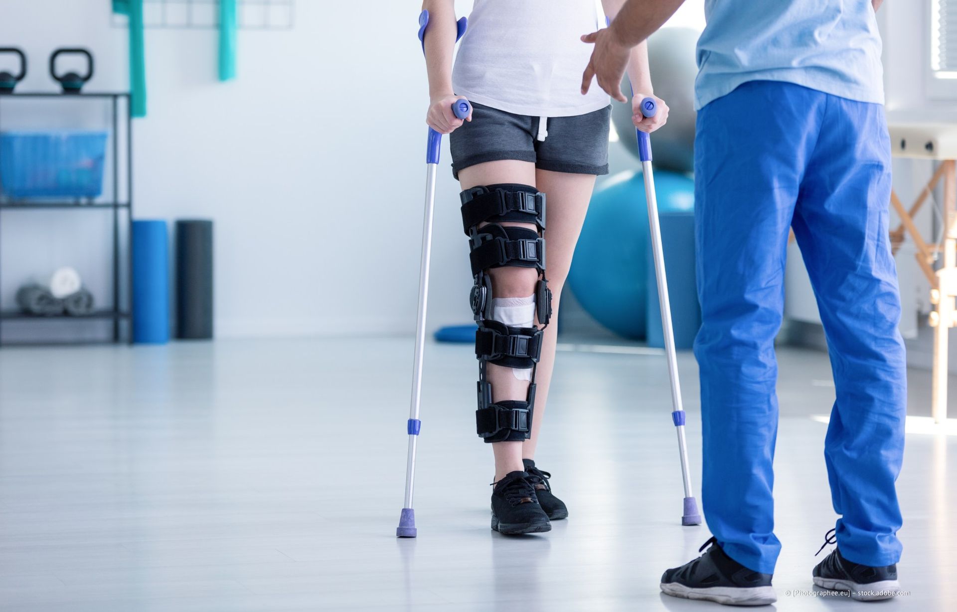Hände, die eine Rückenmassage auf dem nackten Rücken einer Person geben