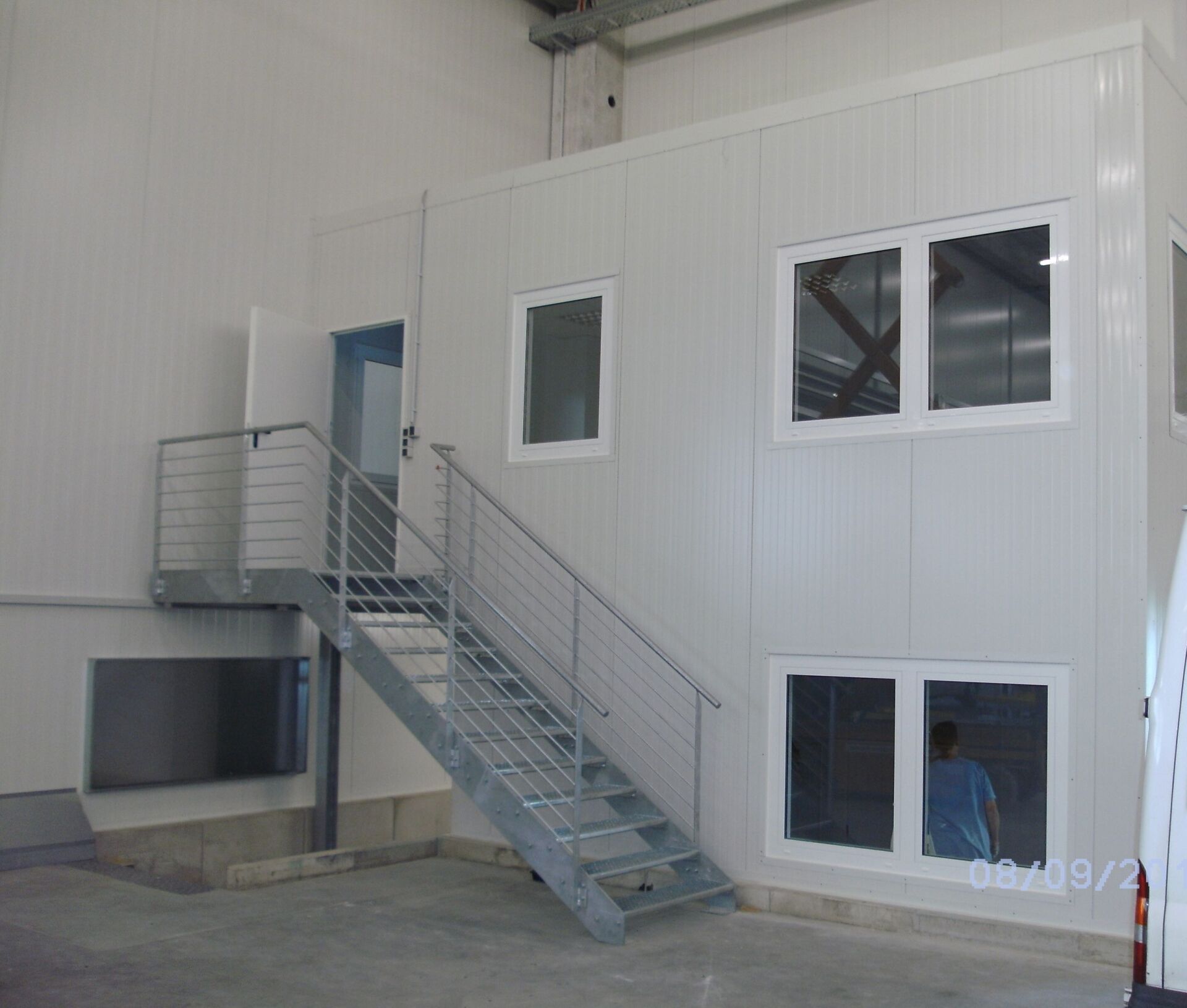 silberne Rohre verlaufen innen an einer Industrieanlage