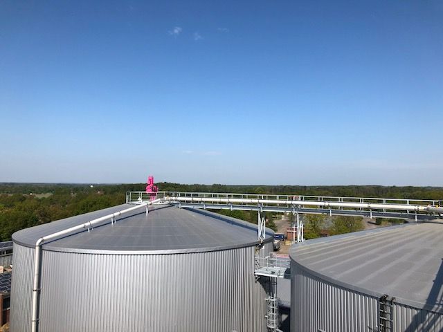 zwei zylinderförmige silberfarbene Gebäude