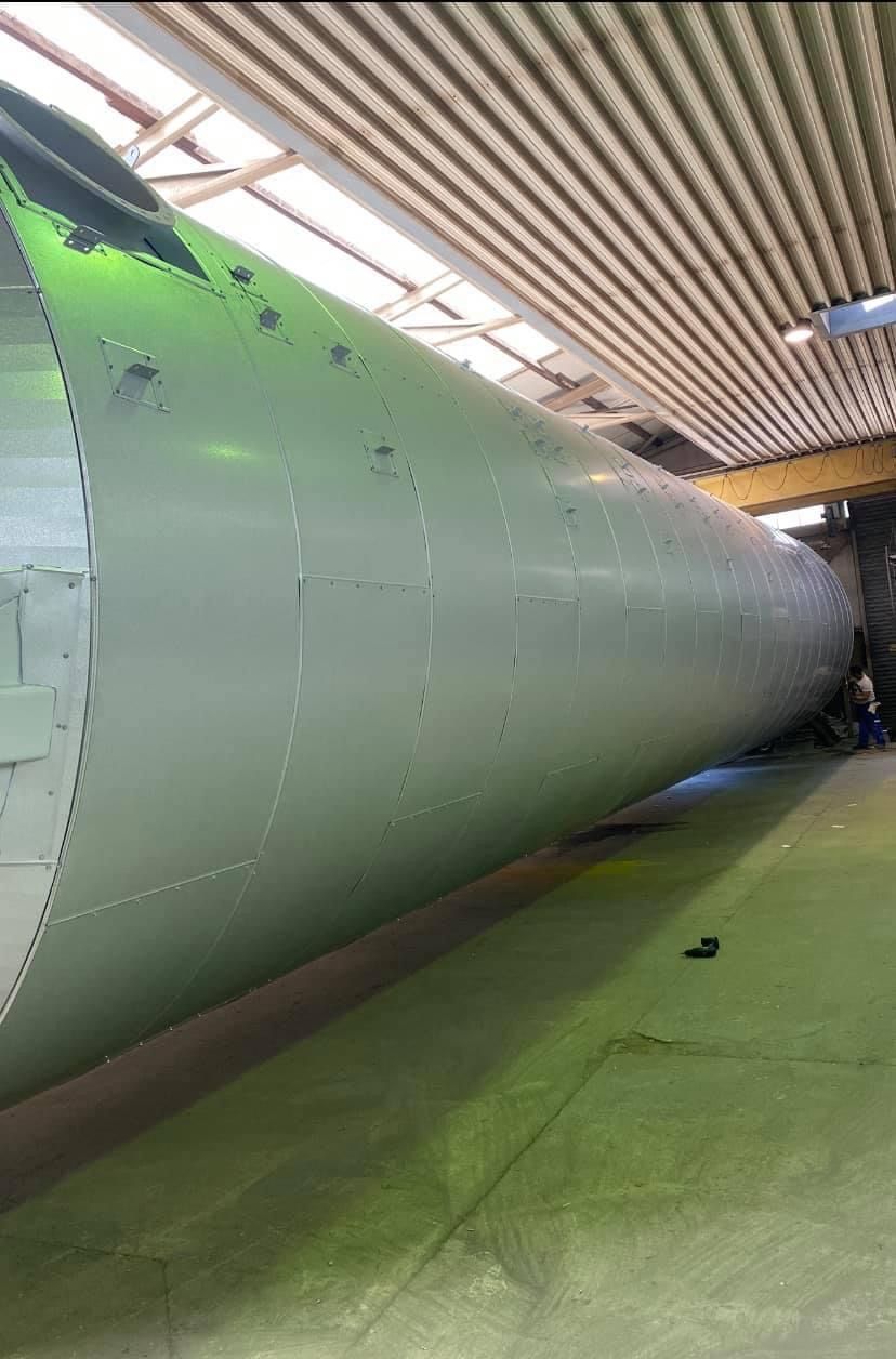 silberne Rohre verlaufen innen an einer Industrieanlage