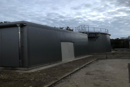 Industriehalle im Dämmerlicht