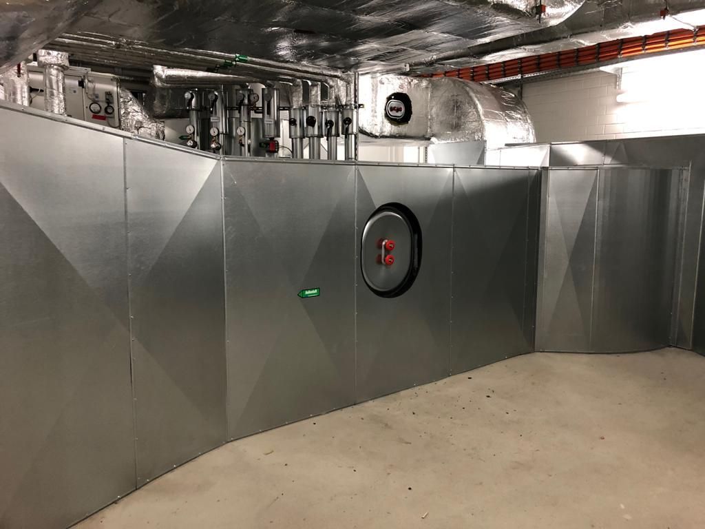 Innenraum mit Metallwänden