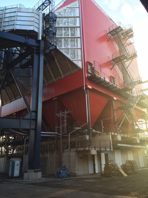 rotes Industriegebäude mit Außentreppe