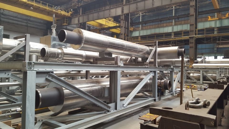 Metallrohre in einer Fertigungshalle