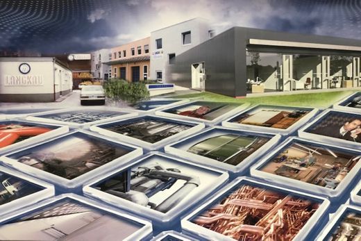 Fotoinstallation vor Häuserreihe, digitales Bild