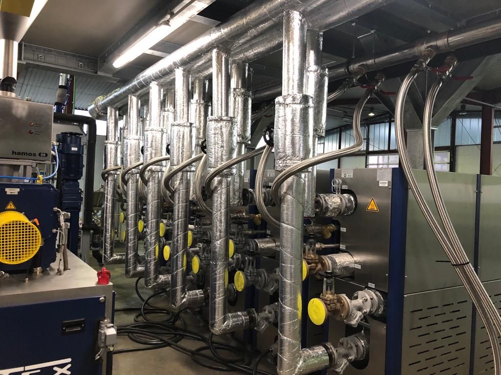 Maschinenraum mit Rohren