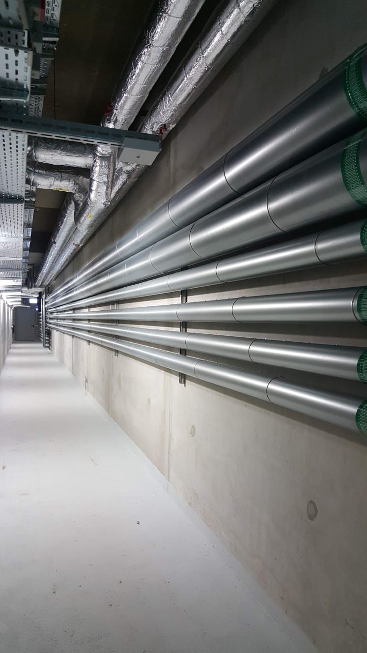 Rohre laufen entlang einer Wand