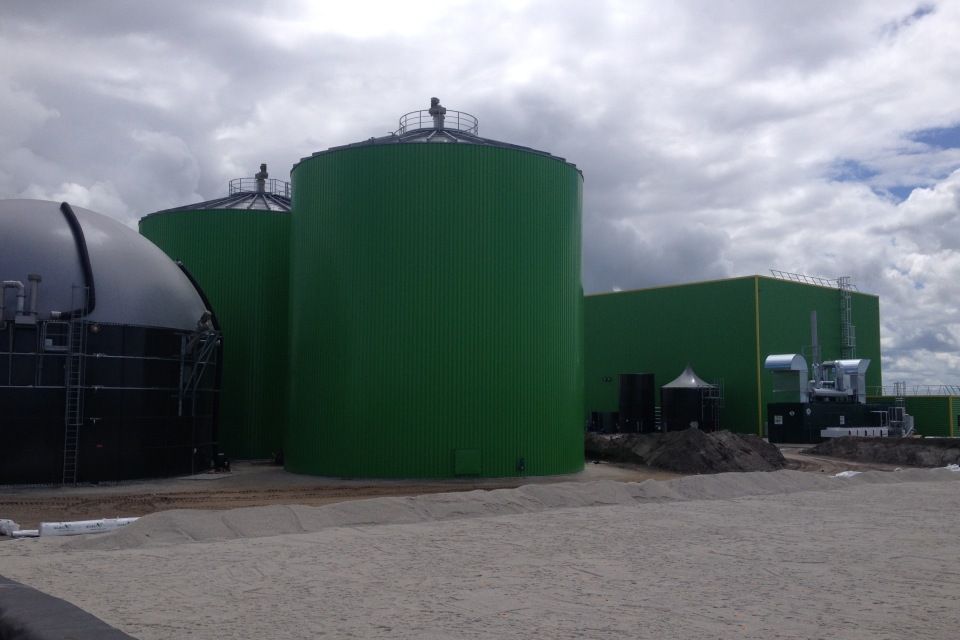 zwei Silogebäude und ein kastenförmiges Gebäude in Grün