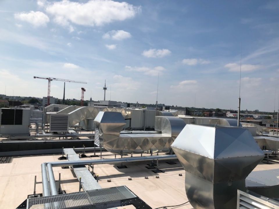 Dach mit Industrieschornsteinen und Rohren