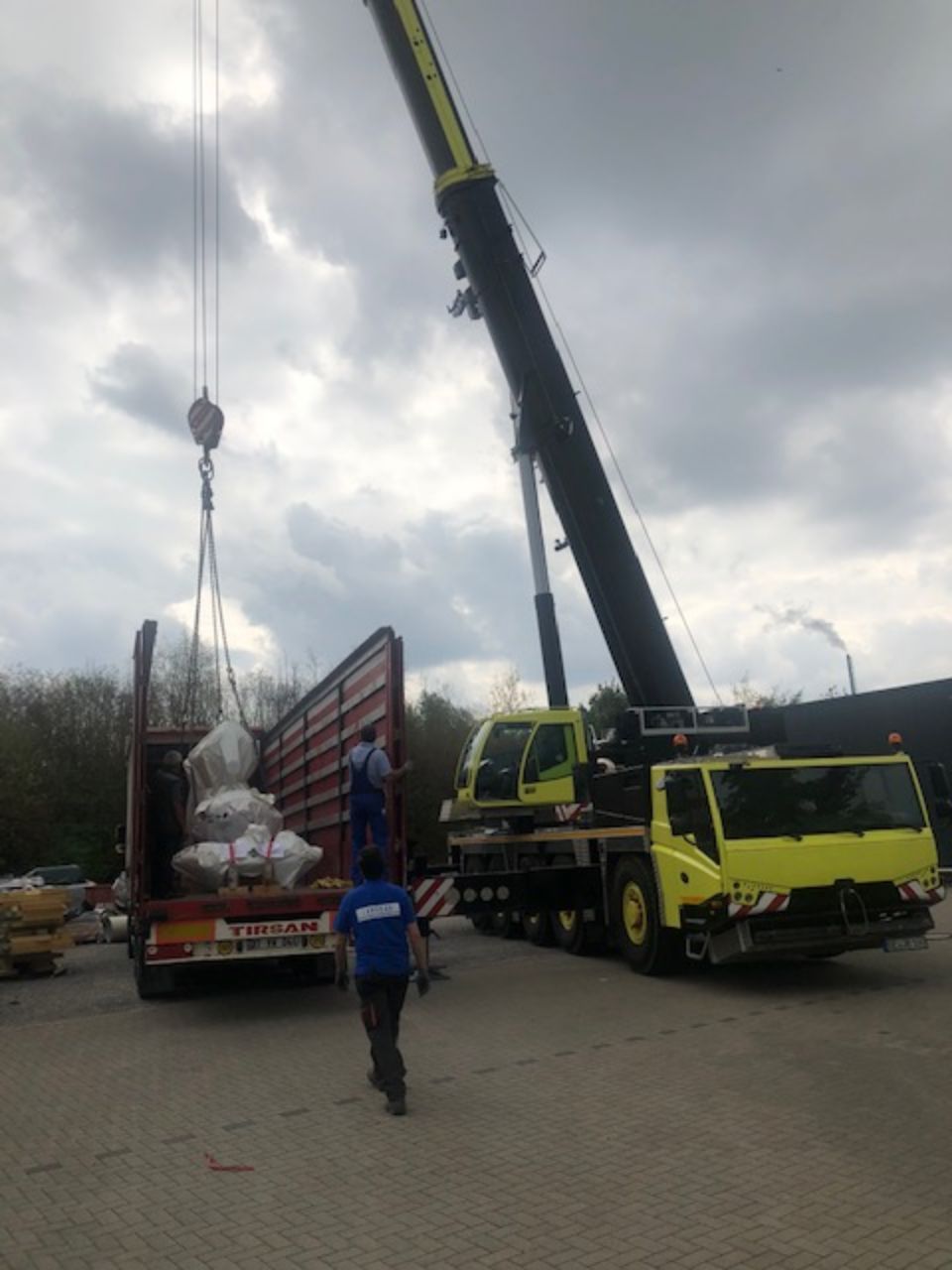 Kran lädt etwas auf einen Lkw