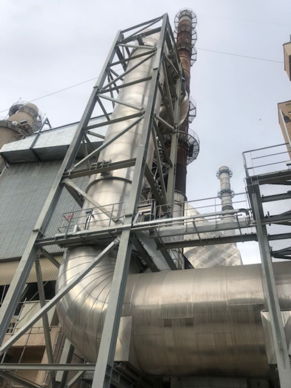 breites Rohr und Gerüst an einem Gebäude