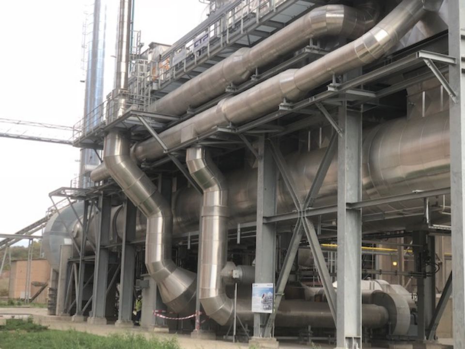 silberfarbene Rohre an der Außenseite eines Gebäudes