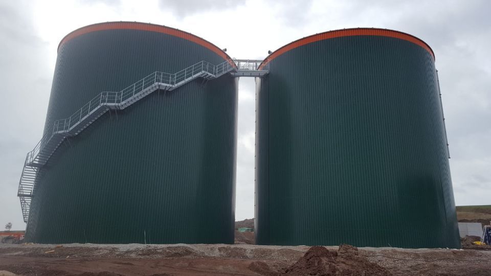 Zwei Silos mit Treppe an der Außenfassade