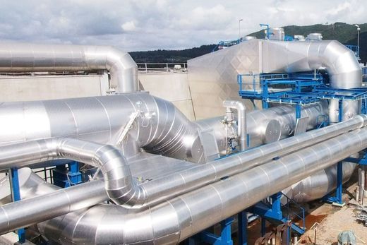 große, silberne Rohre vor blauem Himmel