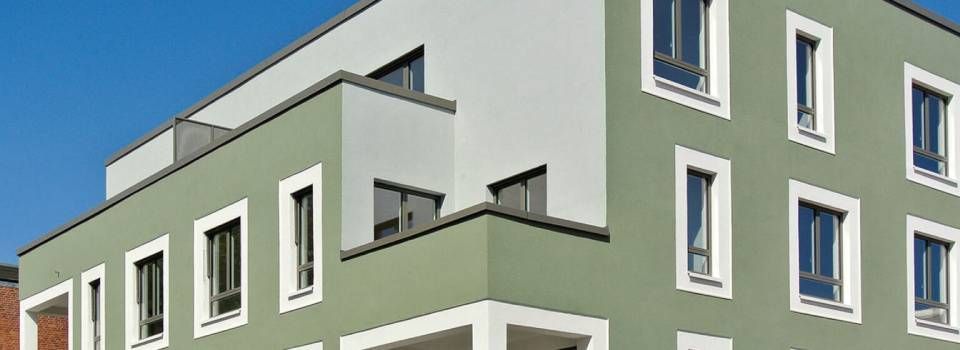 Ein grün-weisses Gebäude. Foto von der Benardi Malergeschäft GmbH