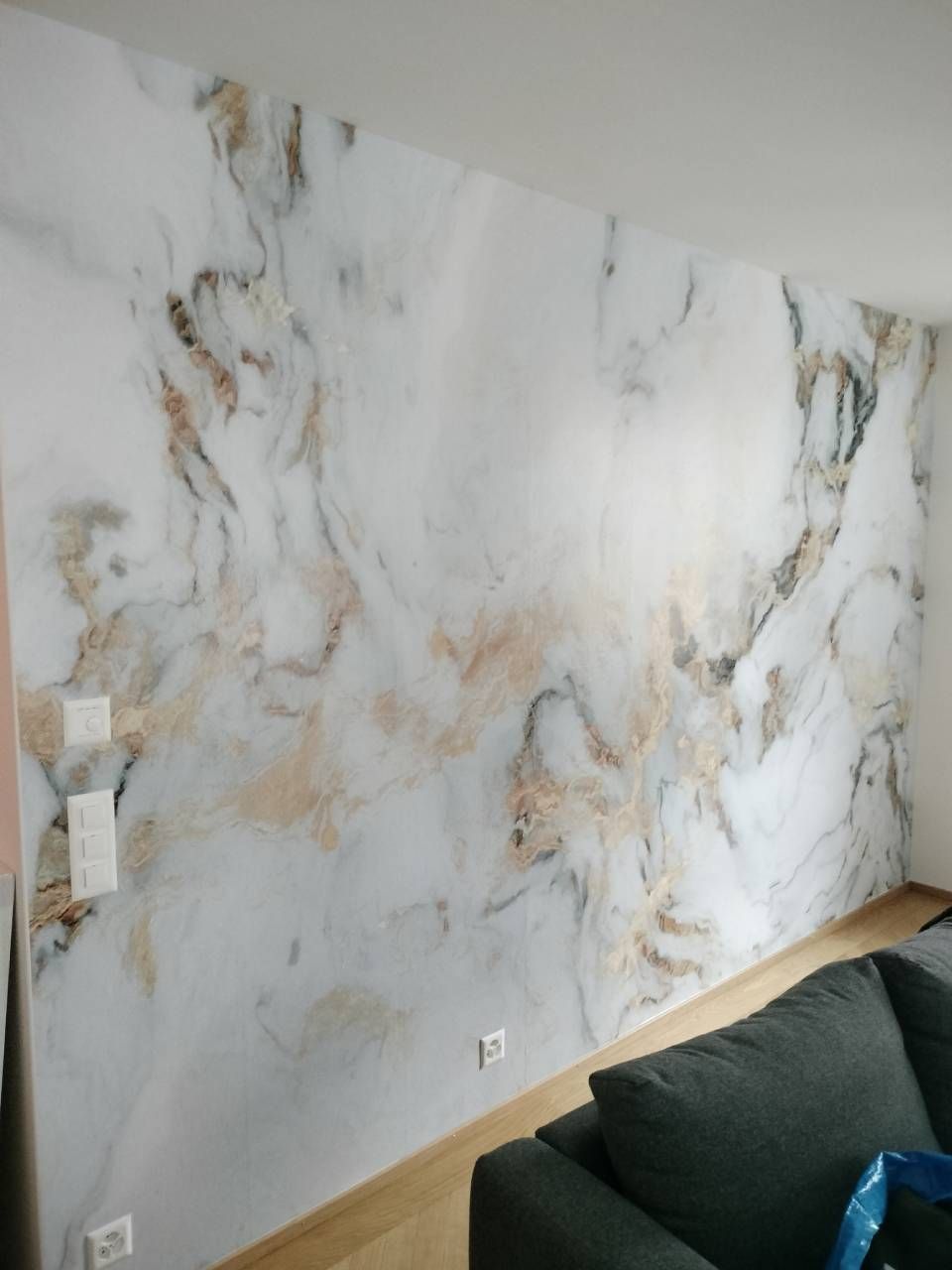 Wand mit Marmor-Look. Foto von der Benardi Malergeschäft GmbH