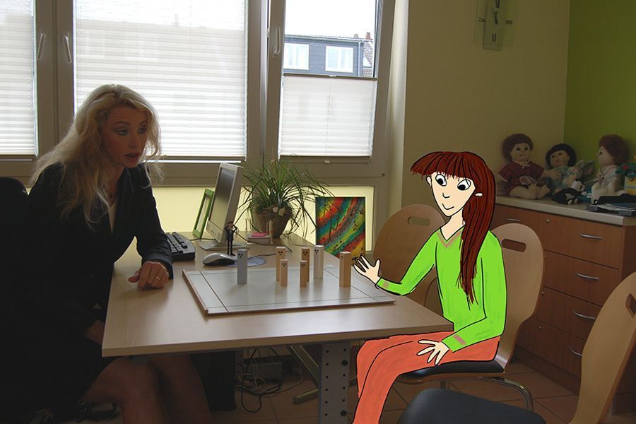 Junges Mädchen im Comicstil sitzt auf einem Stuhl an einem Schreibtisch, ihr gegenüber sitzt eine Psychotherapeutin und auf dem Schreibtisch steht ein Brett mit Figuren