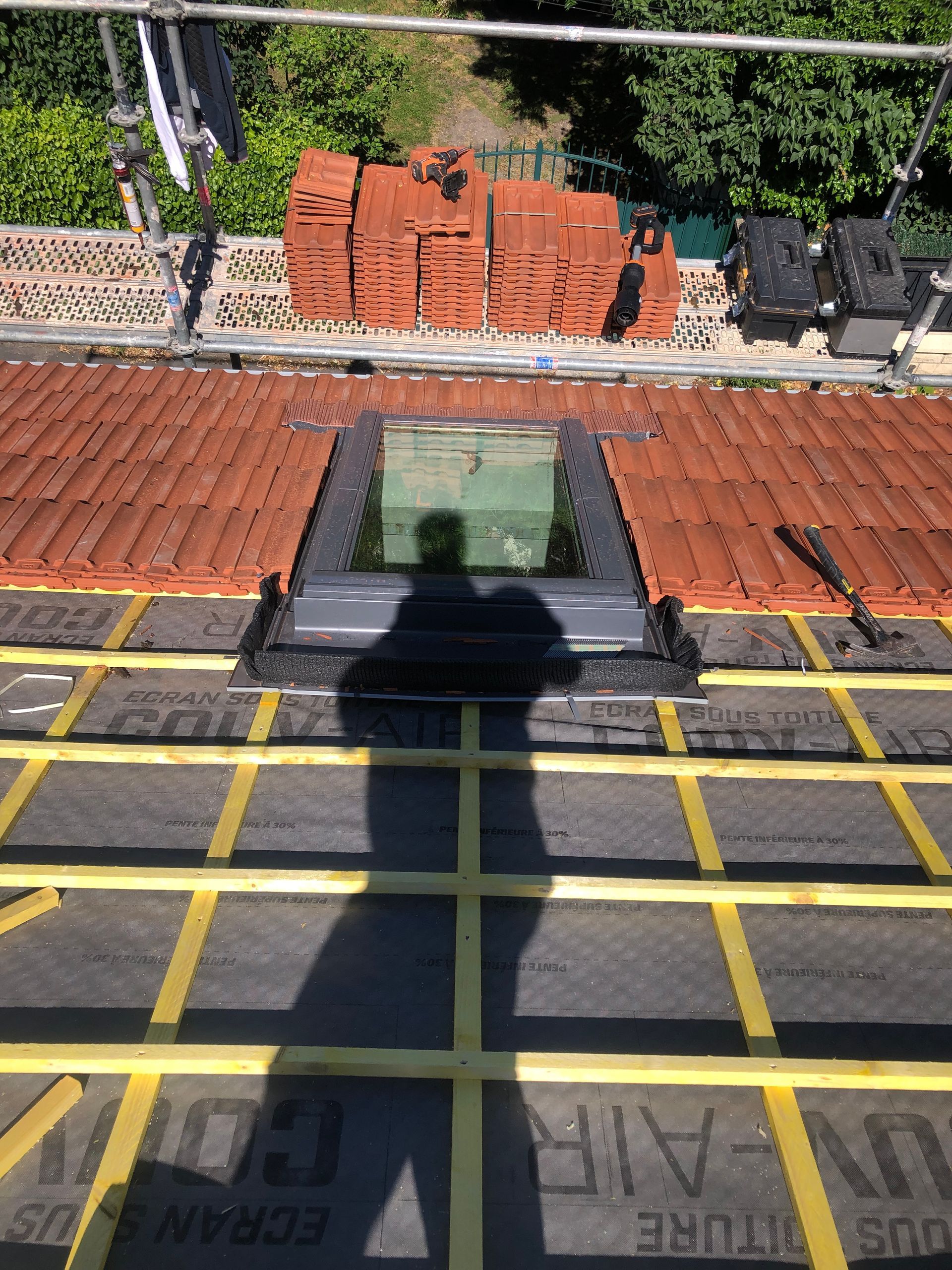 Fenêtre de toit en cours d'installation
