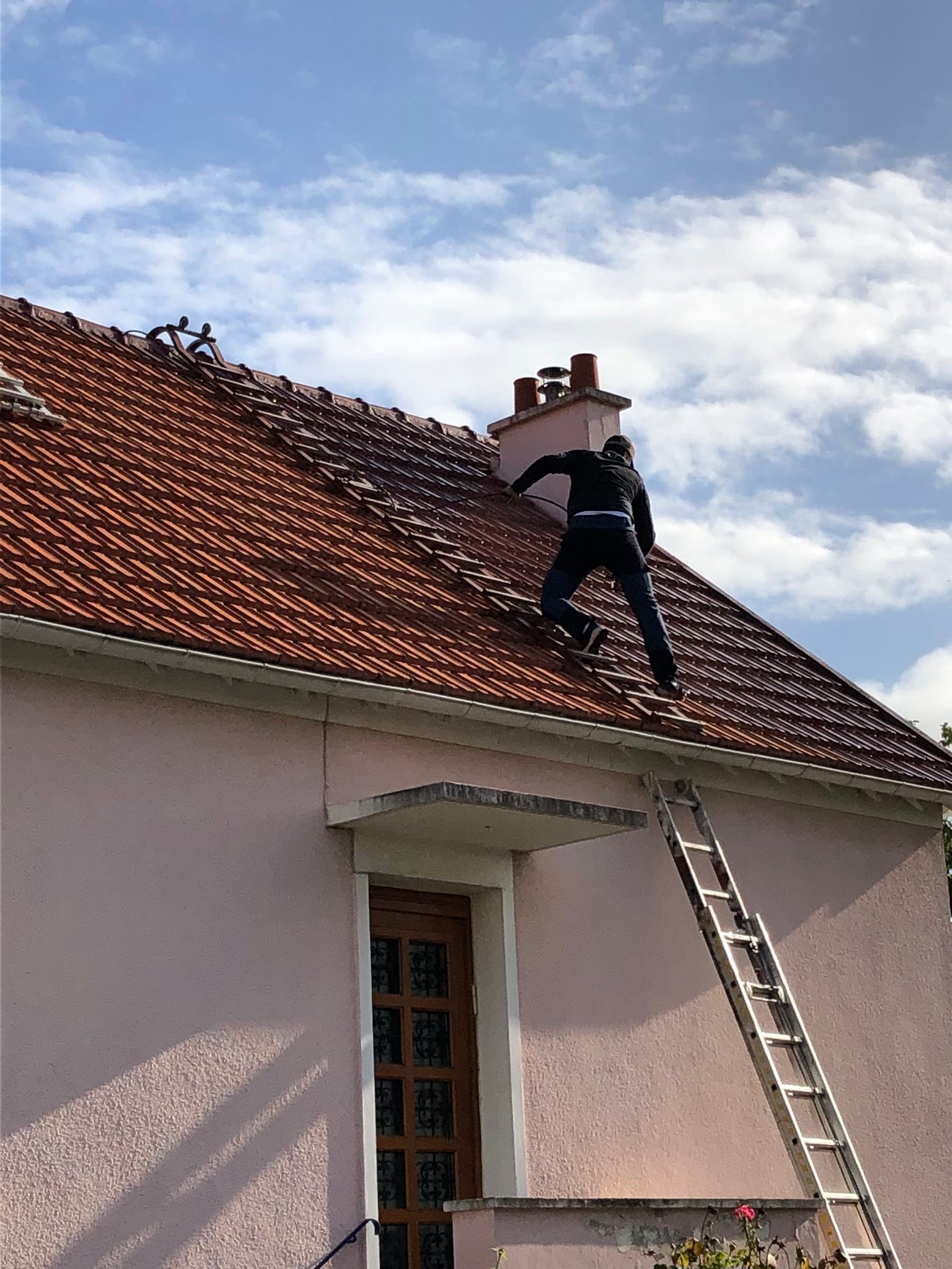 Couvreur pendant une intervention de recherche de fuite