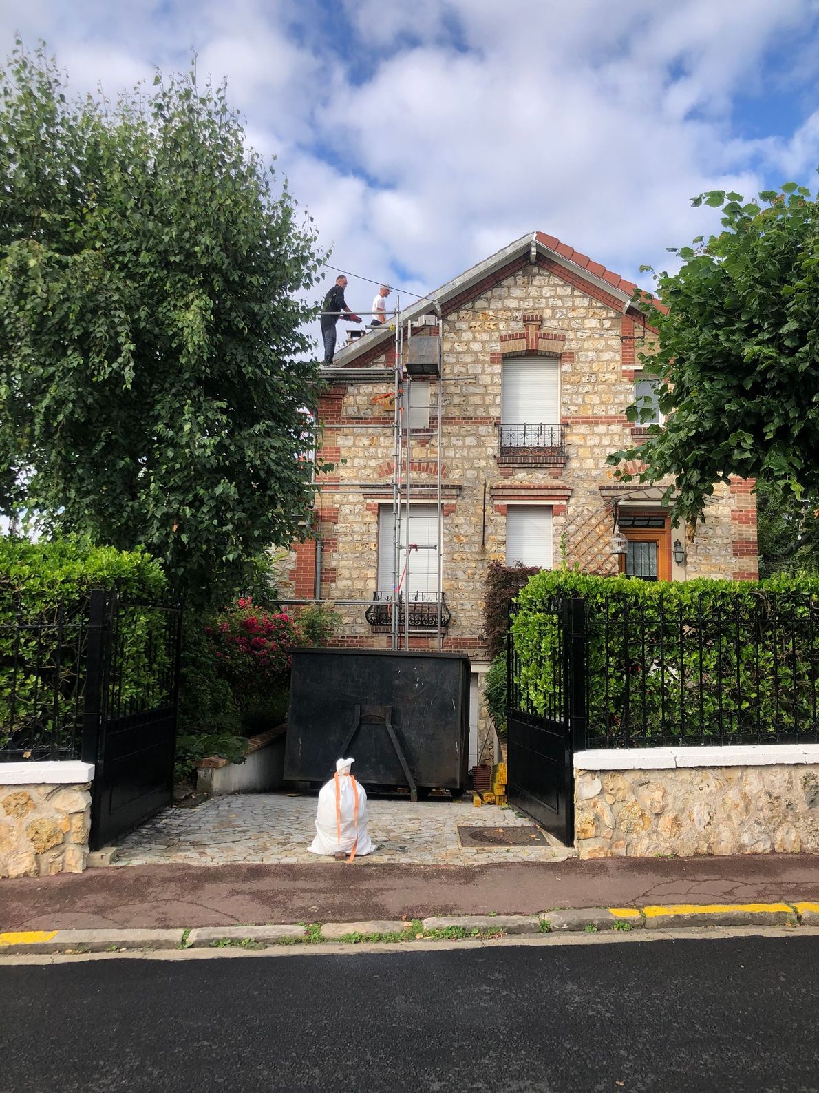 Échafaudage contre une maison en pierre