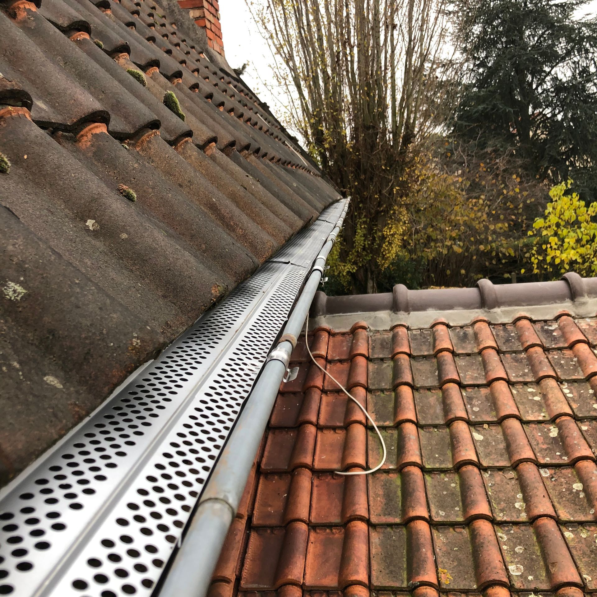 Installation de pare-feuille sur une gouttière