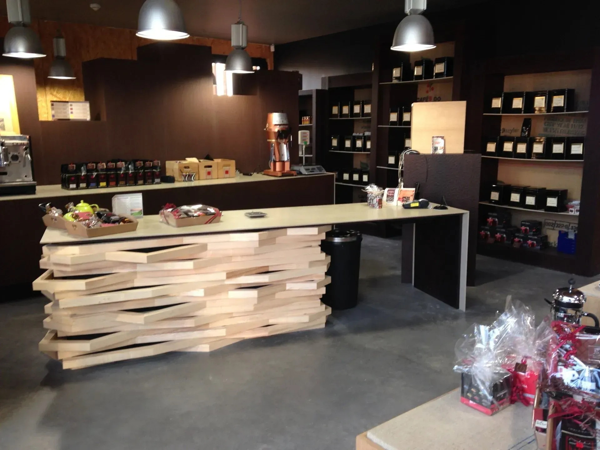 Agencement d'une caisse et du mobilier commercial