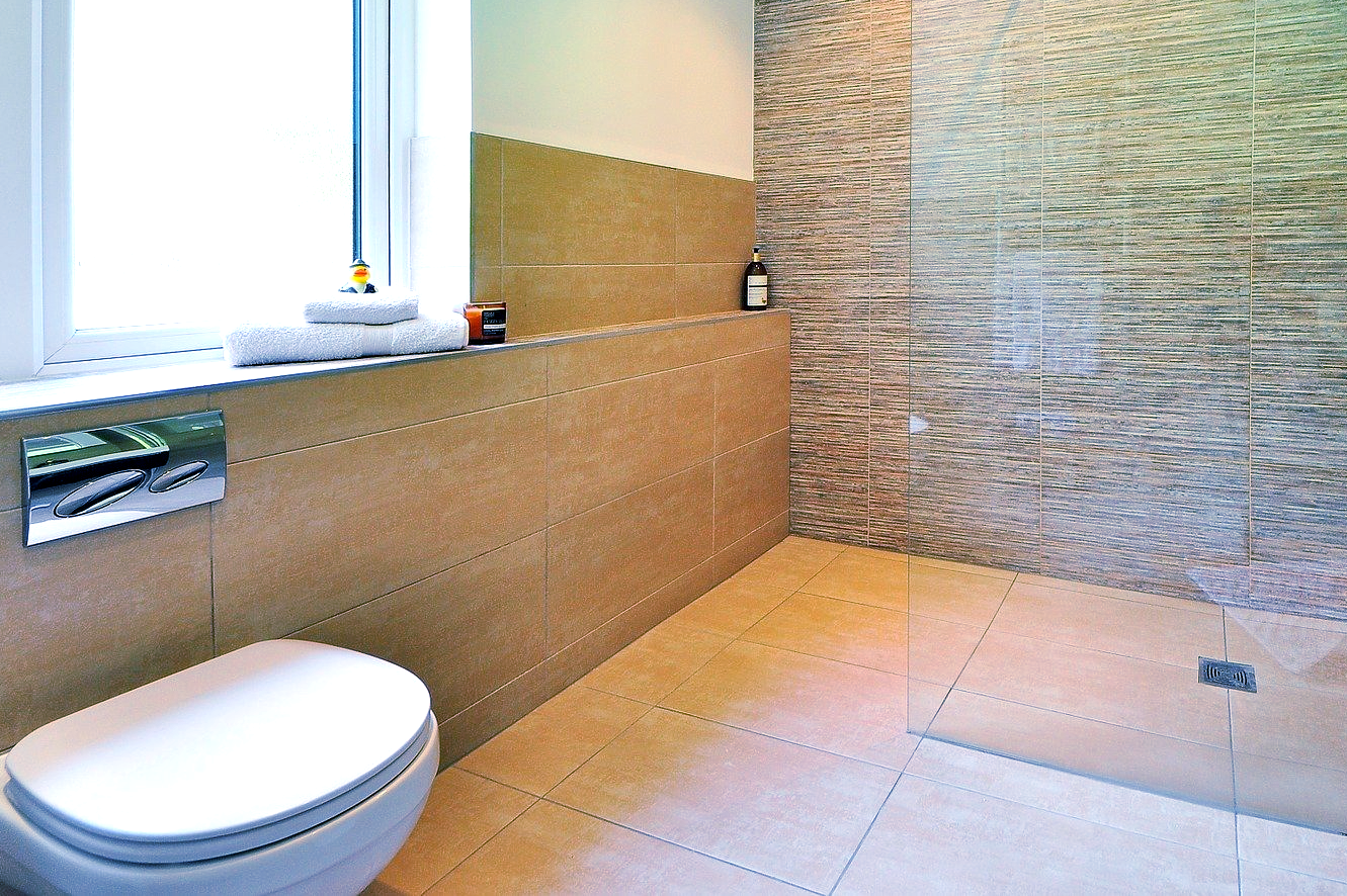 Douche et salle de bains spacieuses