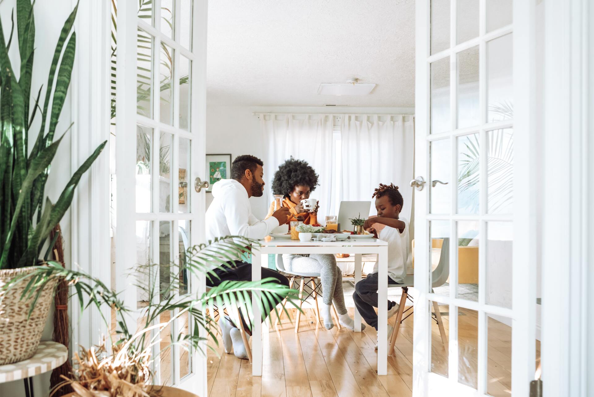 Famille au petit déjeuner