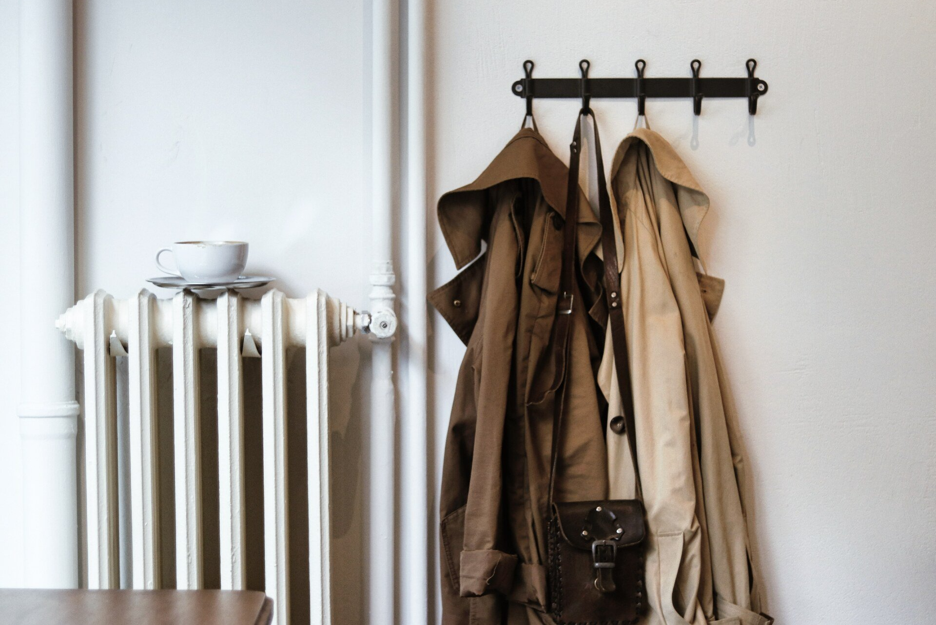 Radiateur en fonte près de l'entrée