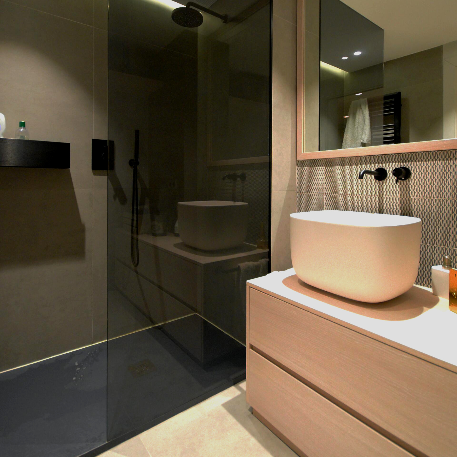 Salle de bains noire et blanche