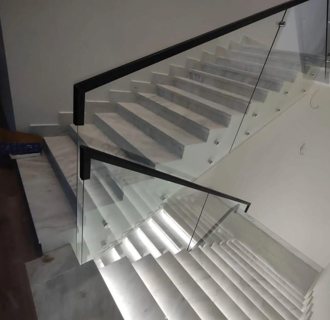 الدرابزين الزجاج