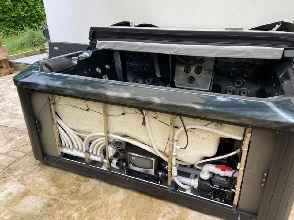 Gros plan sur du cablage de spa