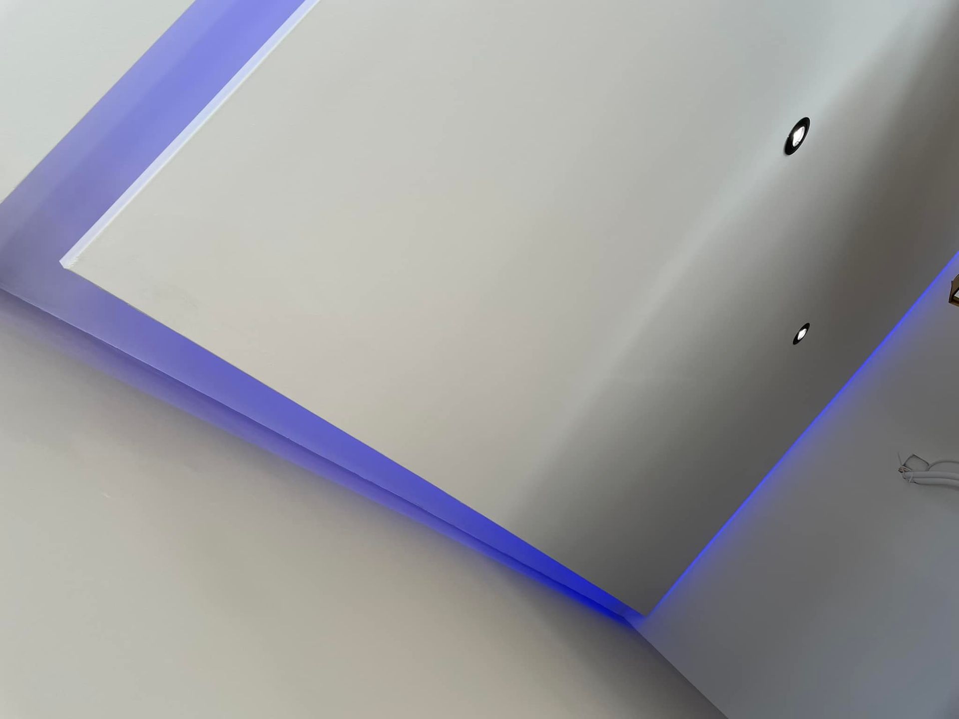 Éclairages intégrés dans un mur en plaque de plâtre