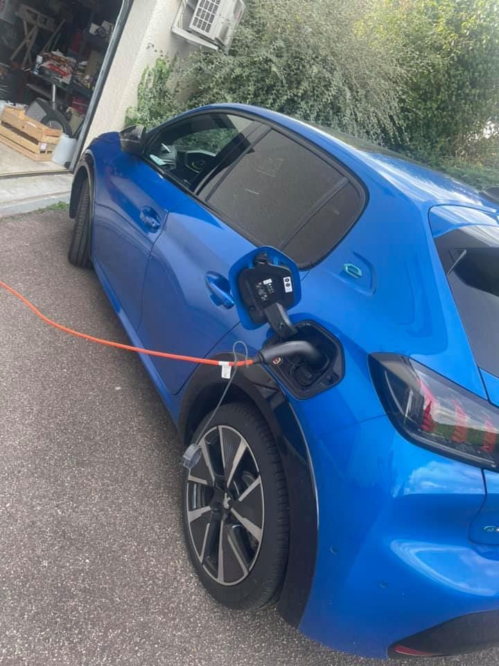 Voiture bleue, en cours de charge