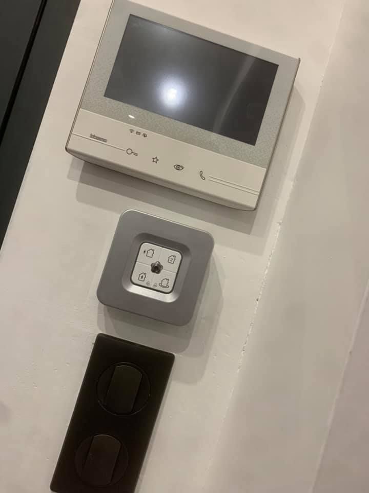 Contrôle d'accès, visiophone et prises connectées