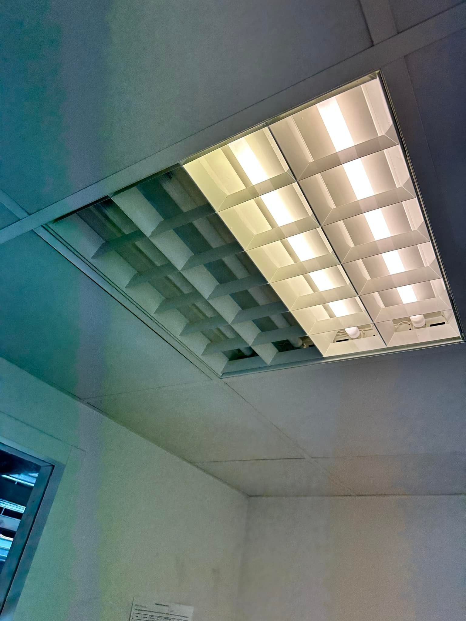 Plafonnier avec tubes lumineux