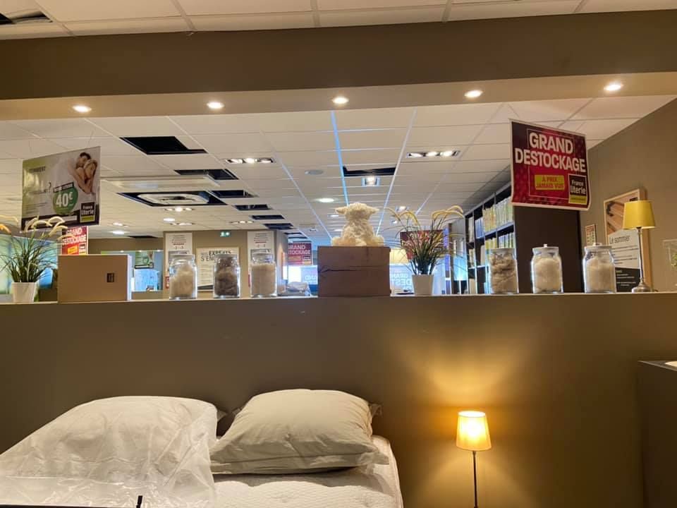 Éclairage dans un magasin de literie