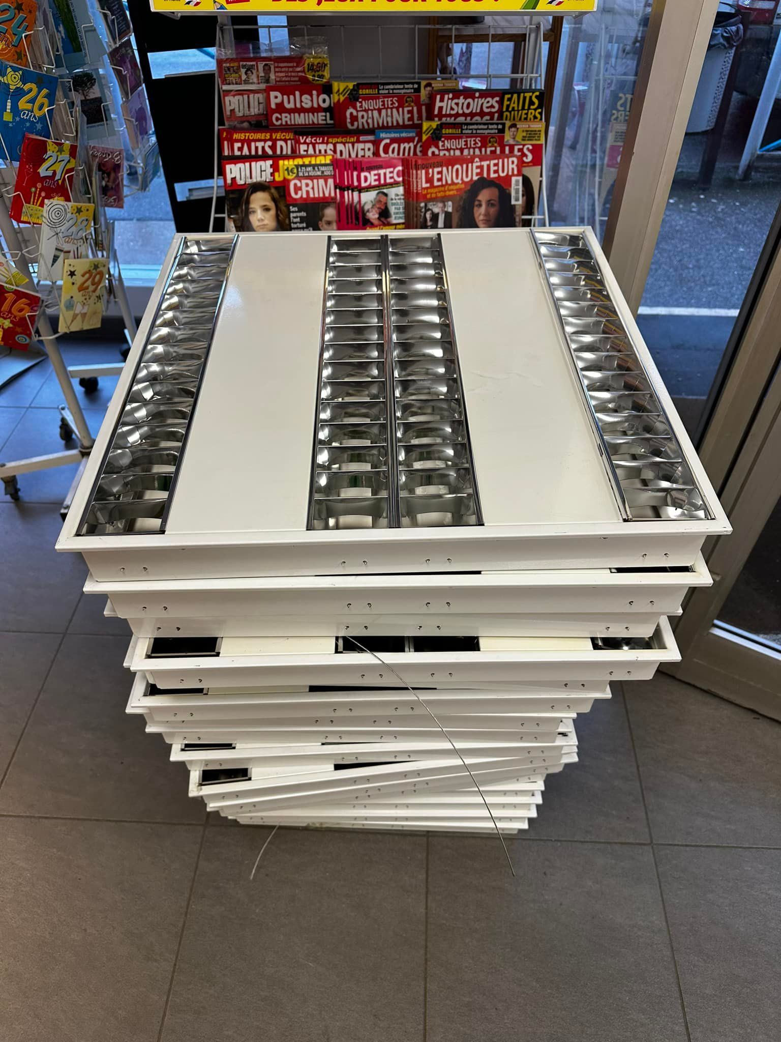 Pile de plafonniers pour bureaux